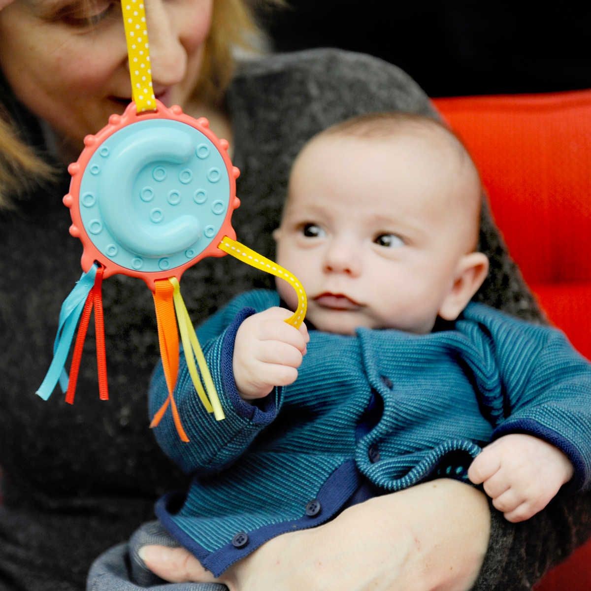 Ebulobo Gryzak Literka "C" z grzechotką i metkami od urodzenia