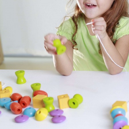 Plan Toys Duża nawlekanka 30 elementów z figurkami Plan Toys Duża nawlekanka 30 elementów z figurkami
