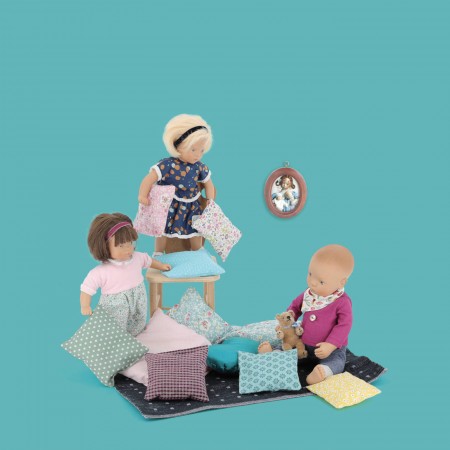 Petitcollin Lalka bobas Samuel z łóżeczkiem 35cm Petitcollin Lalka bobas Samuel z łóżeczkiem 35cm