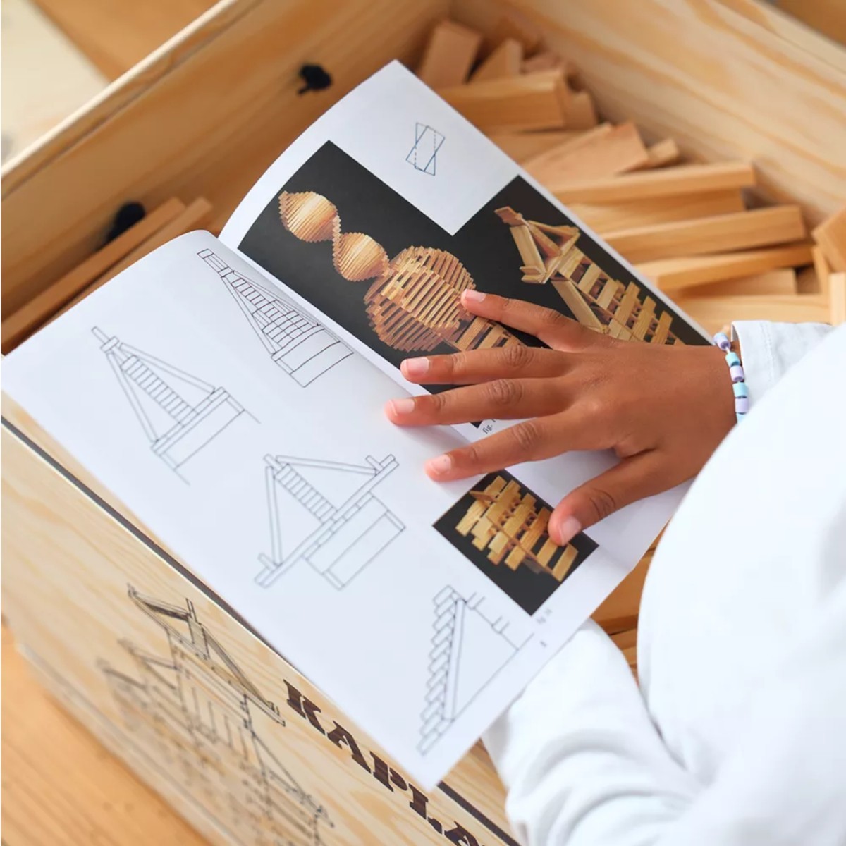 Kapla 1000 drewnianych klocków w skrzyni z książeczką