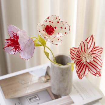 Kwiaty z krepiny fioletowo-różowe udekorowane markerami do robienia, zestaw DIY dla początkujących