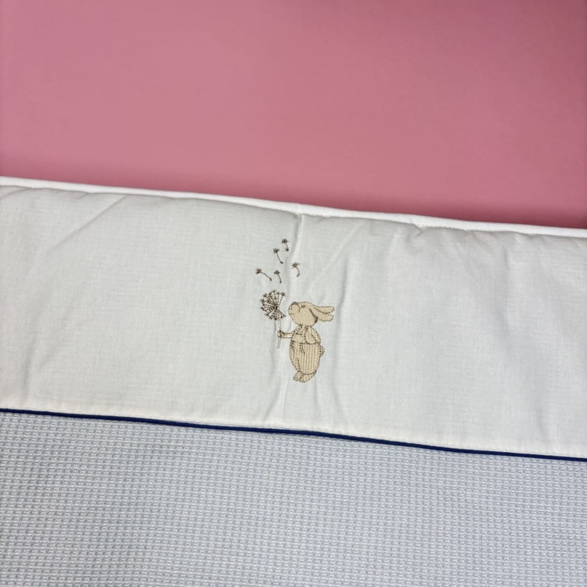 Ochraniacz na szczebelki do łóżeczka Królik błękitny | Dadum Kraków