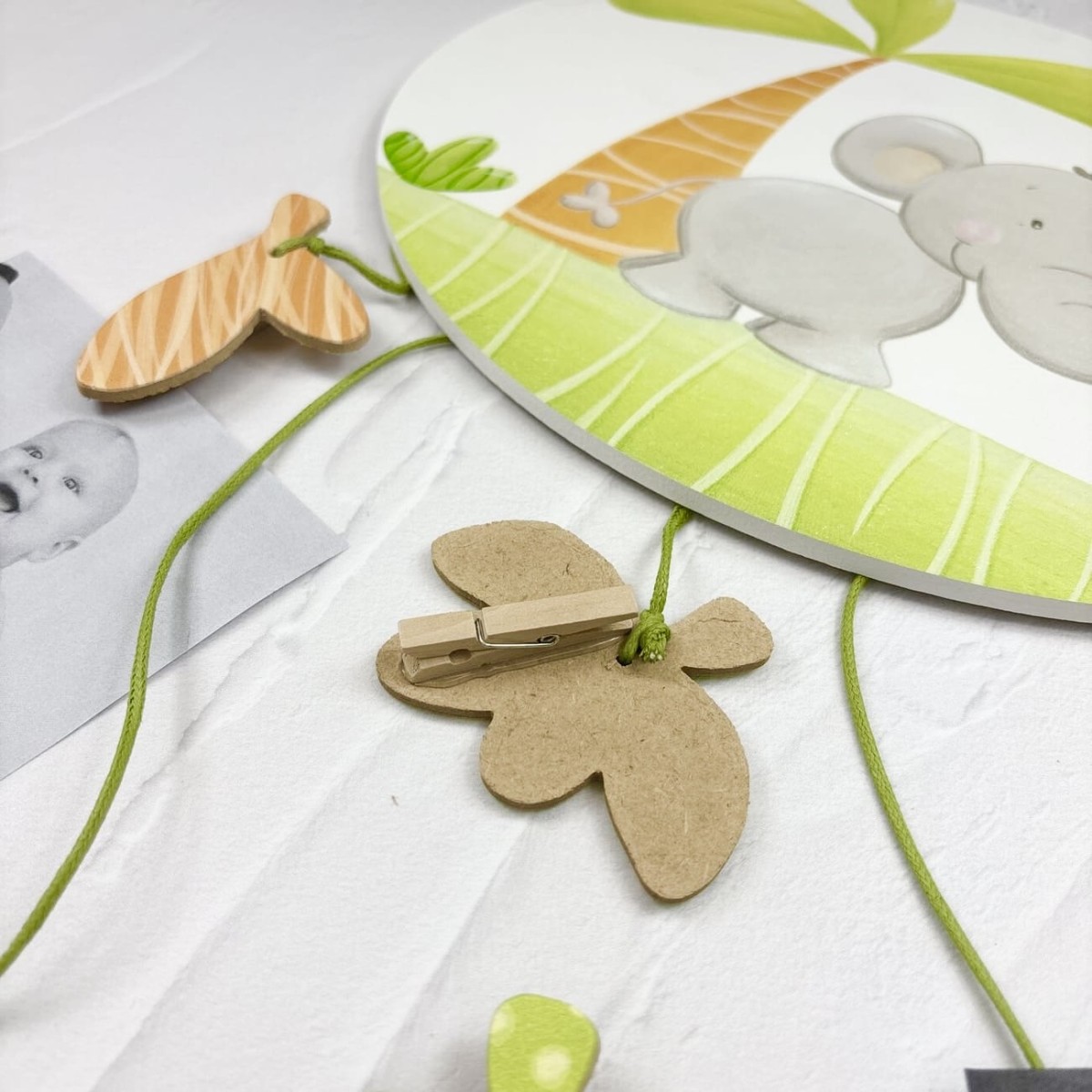 Tabliczka z zawieszkami na zdjęcia dziecka Słonik