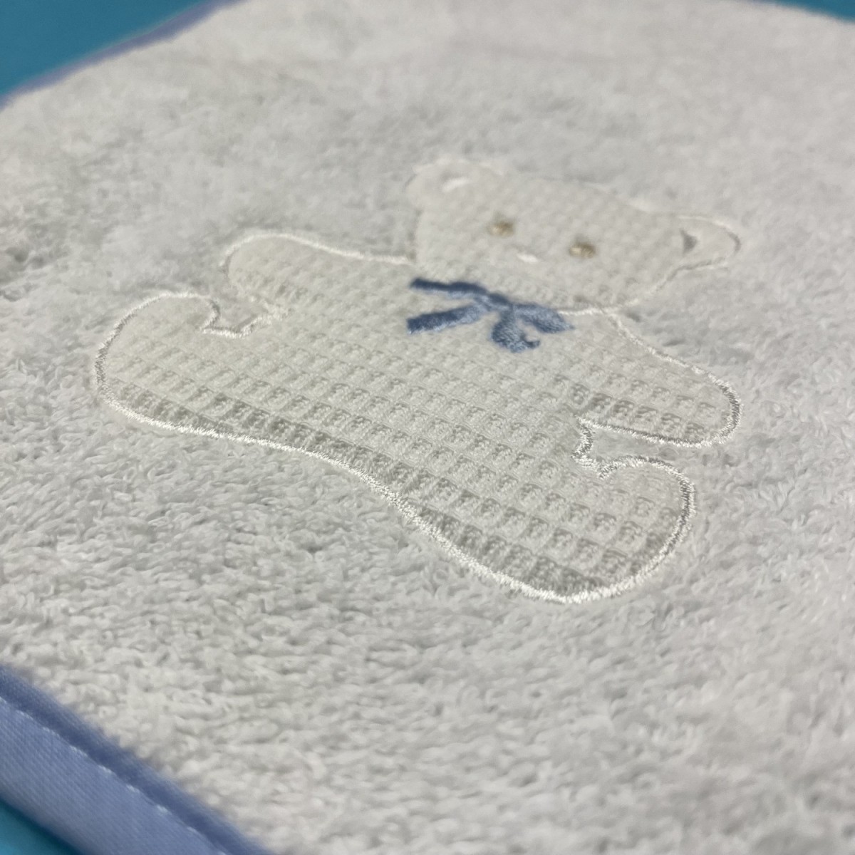 Śliniak dla noworodka bawełniany Miś biało-niebieski