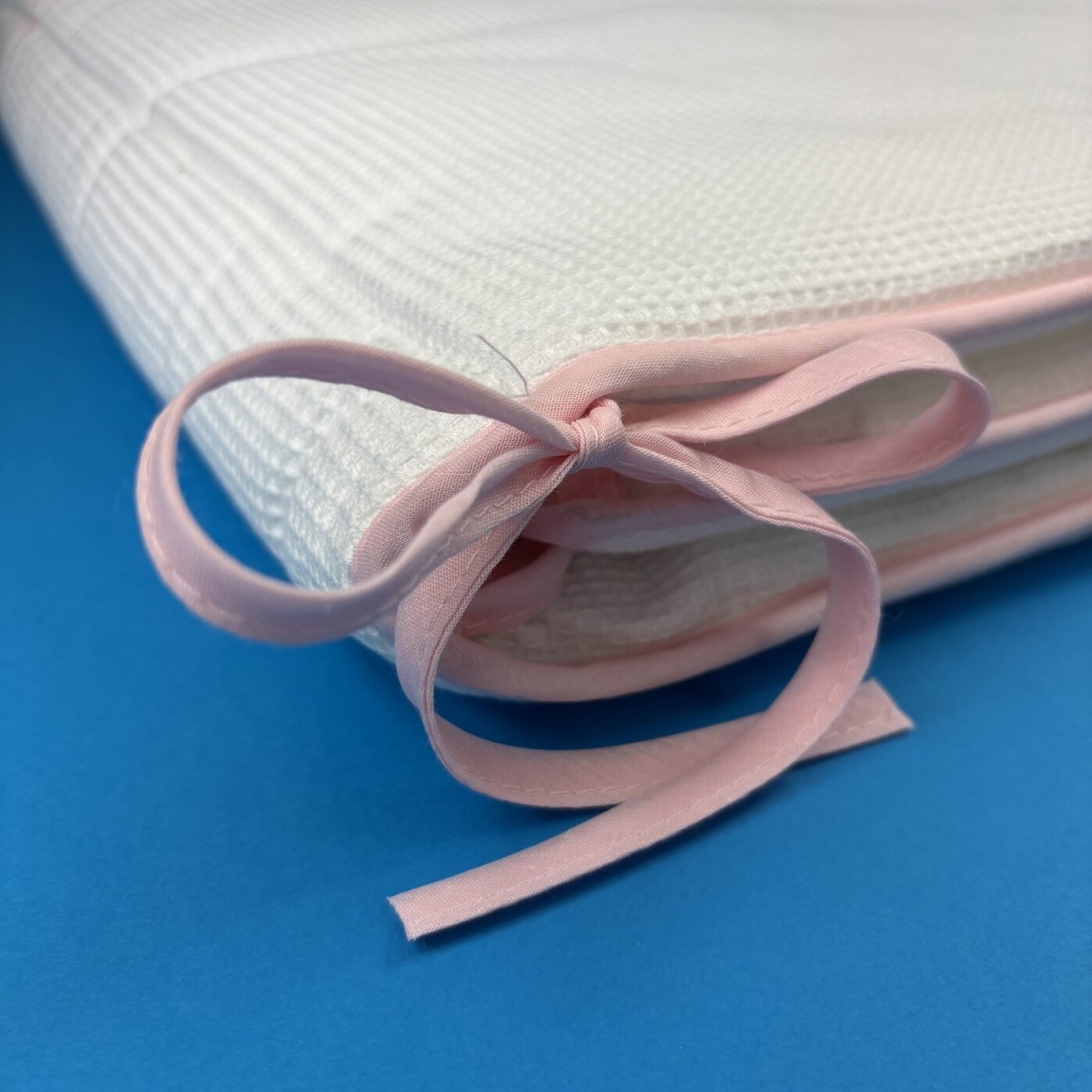 Ochraniacz na szczebelki do łóżeczka Miś różowy | Dadum Kraków