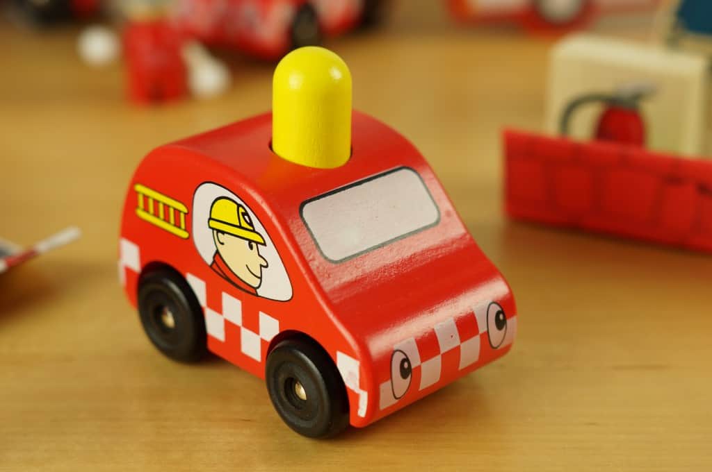 Strażak samochodzik drewniany z piszczałką, Vilac