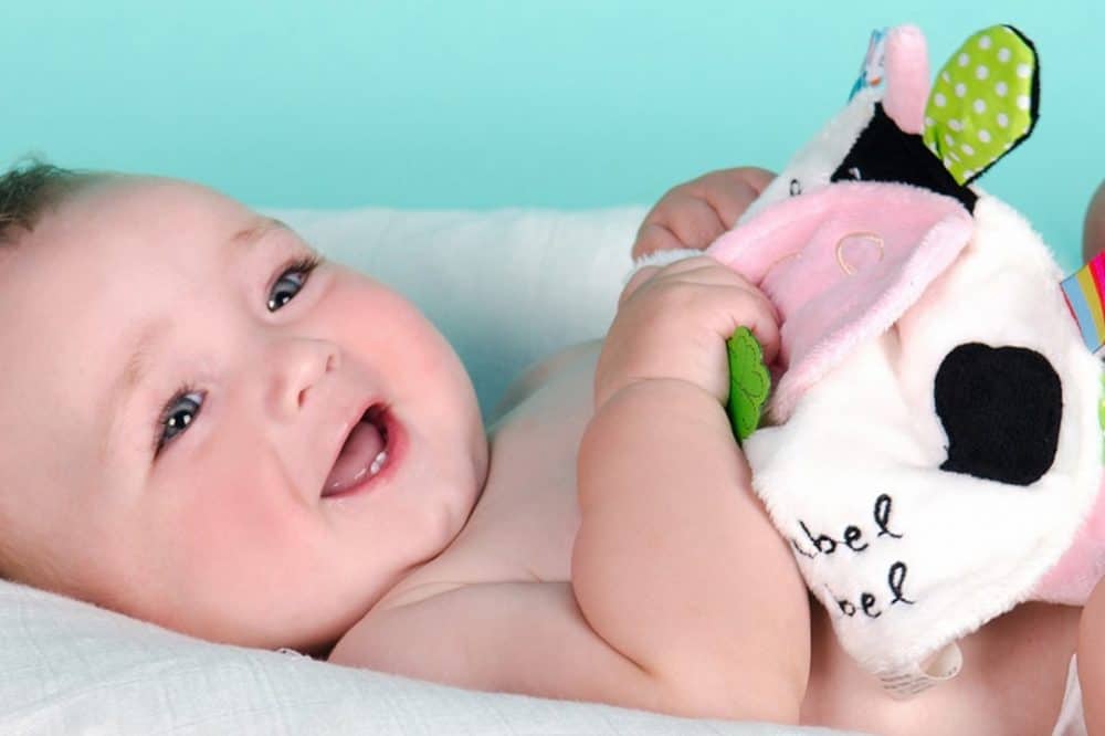 Uśmiechnięty bobasek z kocykiem gryzakiem Label Label.