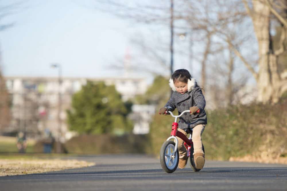 dziewczynka na rowerku biegowym, zimą