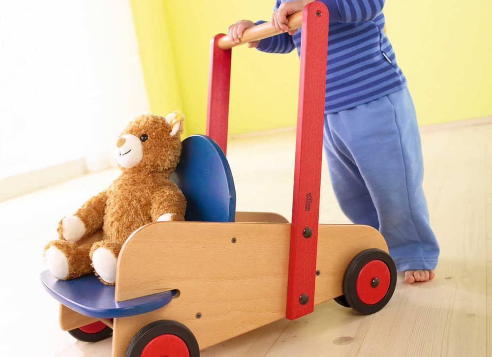 Haba edukacyjny wózek do nauki chodzenia z chłopczykiem i pluszowym misiem