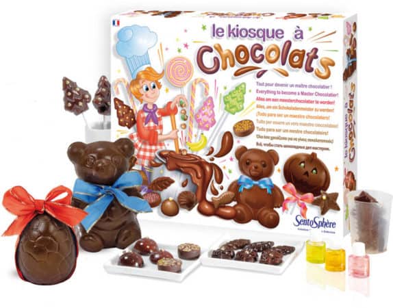 Zestaw do robienia czekoladek na Wielkanoc. Widać jajo czekoladowe, zajączek.