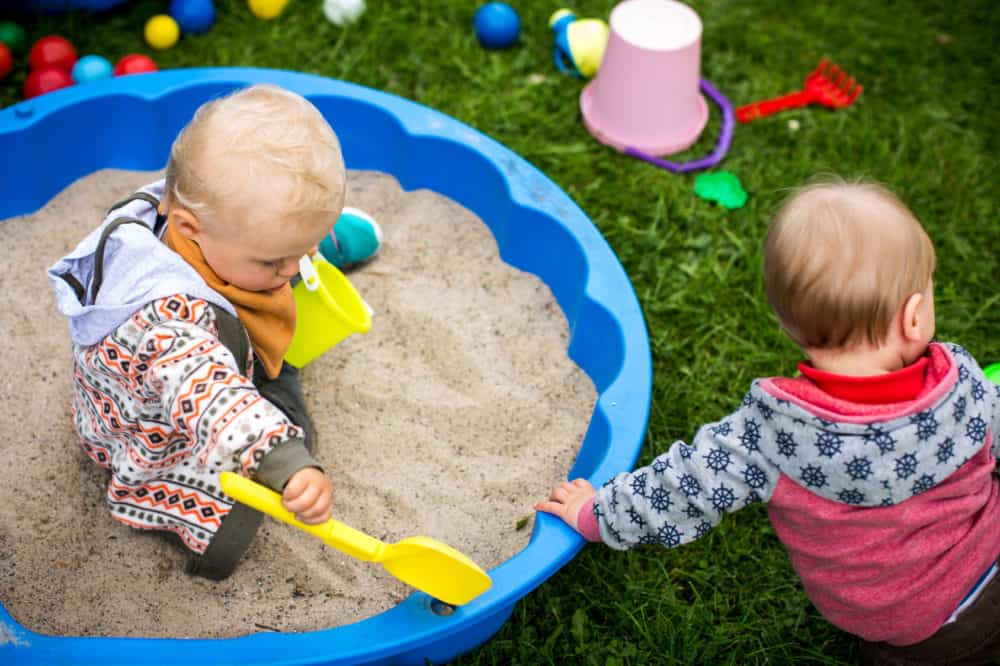 Małe dzieci bawią się w piaskownice