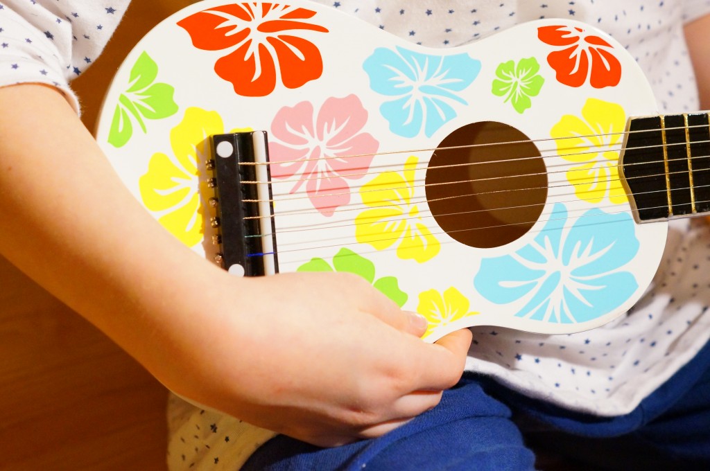 Vilac drewniana gitara dla dzieci: dziecko gra na gitarze