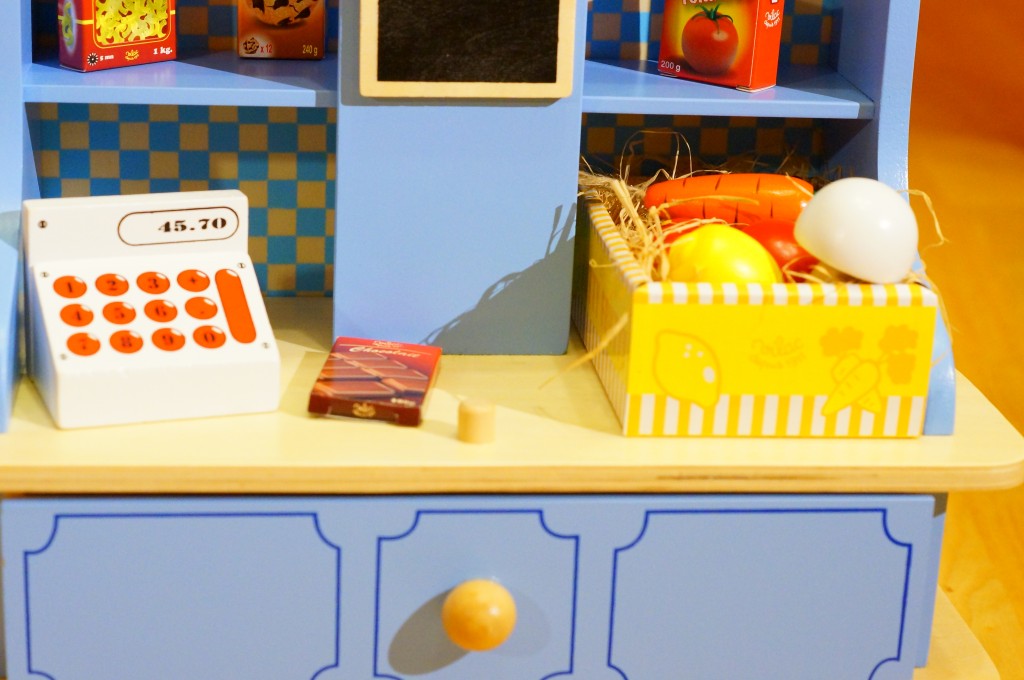 Vilac drewniany sklepik dla dzieci: zdjęcie pokazuje drewnianą kasę fiskalną, skrzynię z owocami, szufladę