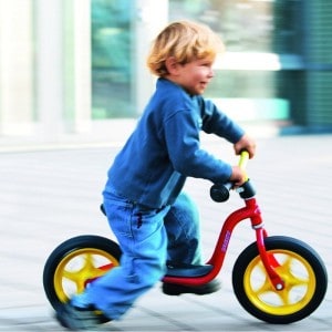 Dziecko na rowerze biegowym Puky