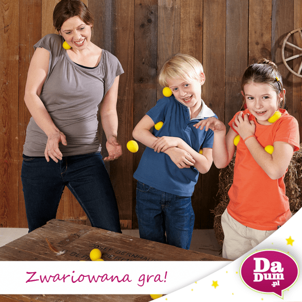 Mama, syn i córka grają w grze Tańczące Jajka marki Haba.