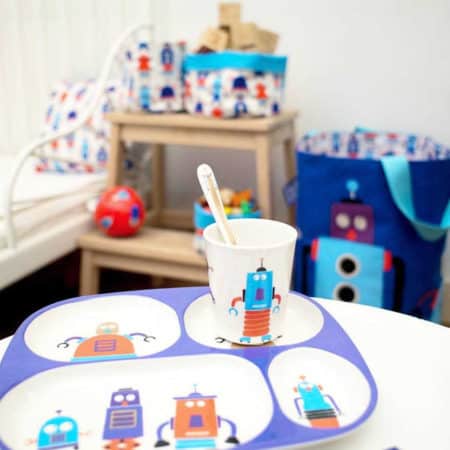 Zestaw obiadowy Petit Jour Paris z robotami, w tle pokój dziecka