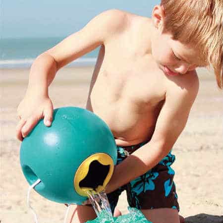 Chłopczyk nosi wodę w wiaderku Quut Ballo