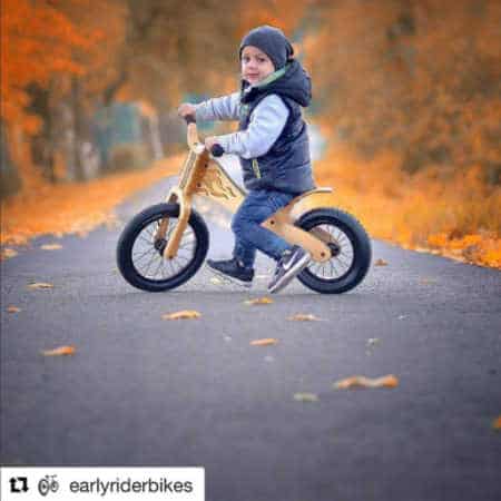 Dziecko na rowerku biegowym Early Rider